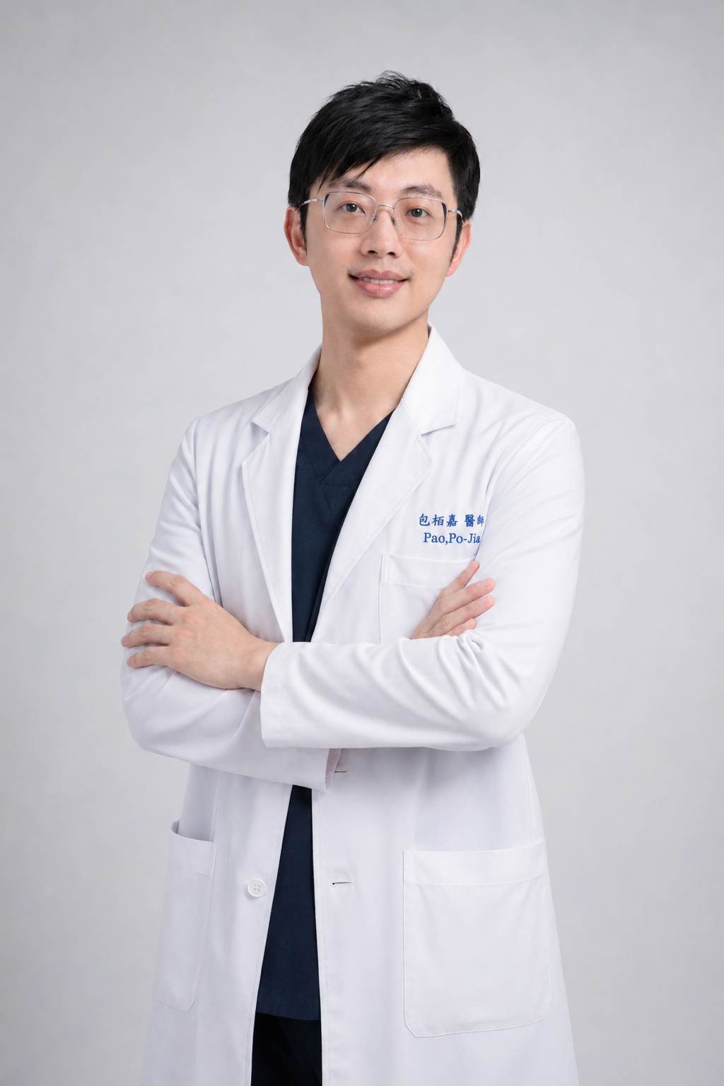 包栢嘉醫師穿著白袍的形象照